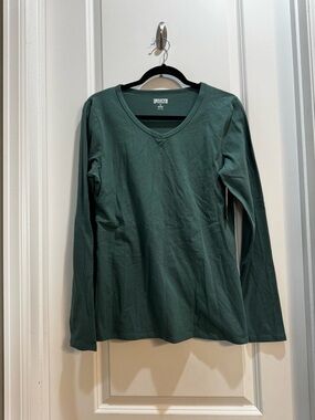NWT DULUTH TRADING Green Long Sleeve Vneck tee Med ArmpitTo Armpit 19” Length26”